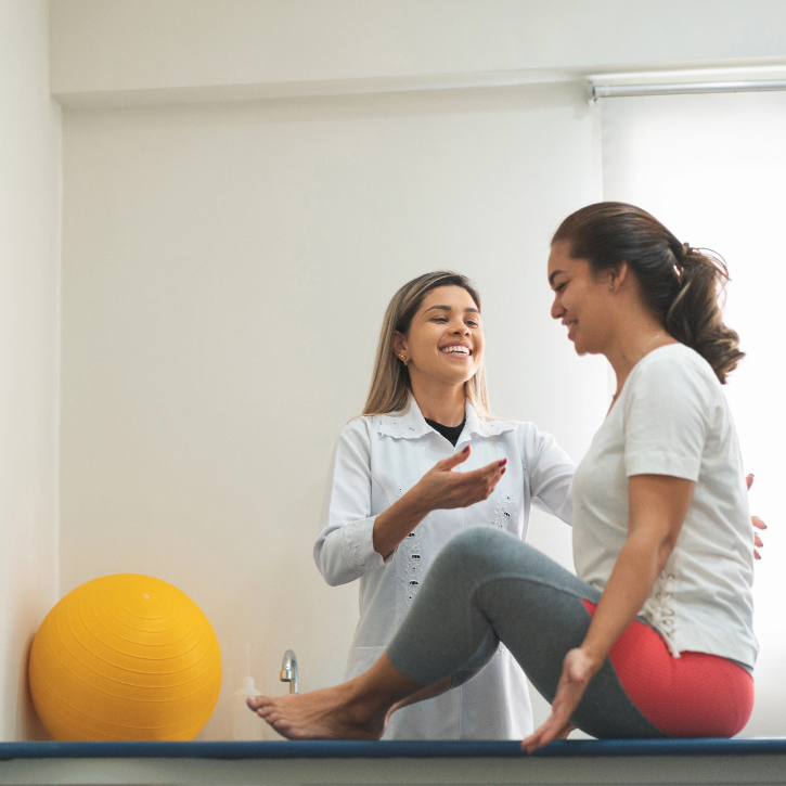 Profissional realizando atendimento remoto em home office utilizando notebook e telefone